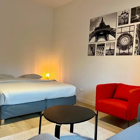 Apartment 3 Bedroom With Own Garden Close To Main Trainstation *