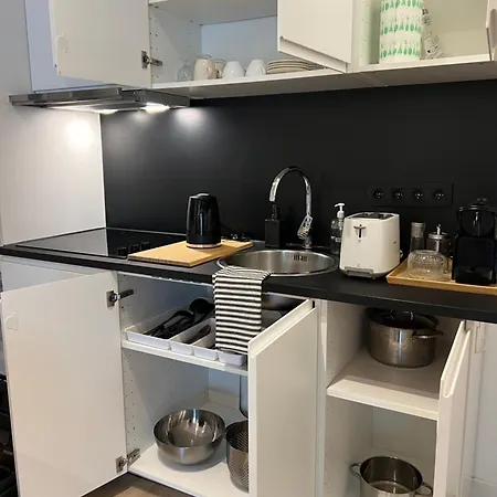 3 Bedroom With Own Garden Close To Main Trainstation Apartment