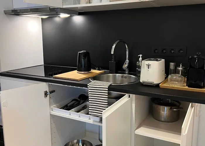 3 Bedroom With Own Garden Close To Main Trainstation Apartment