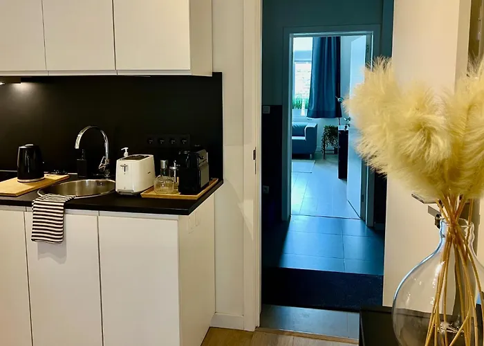 شقة 3 Bedroom With Own Garden Close To Main Trainstation *