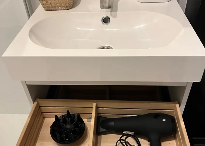 شقة 3 Bedroom With Own Garden Close To Main Trainstation