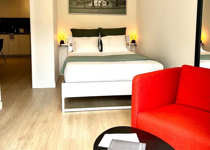 Apartment 3 Bedroom With Own Garden Close To Main Trainstation *