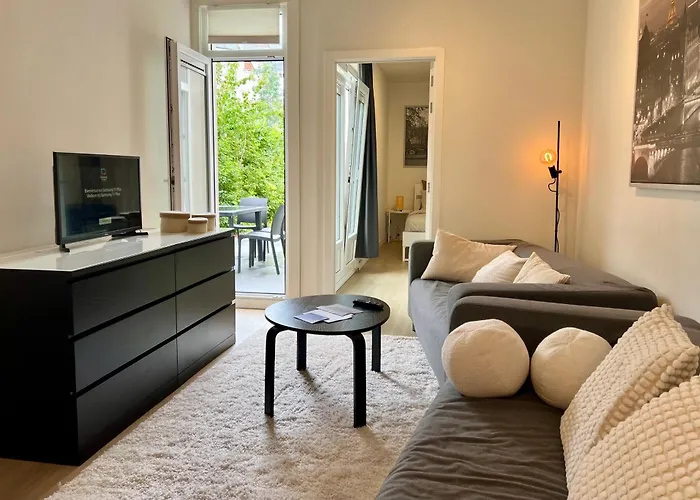 شقة 3 Bedroom With Own Garden Close To Main Trainstation خنت