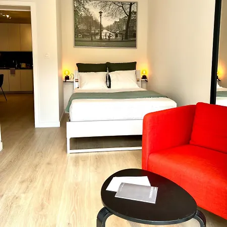 Apartment 3 Bedroom With Own Garden Close To Main Trainstation *